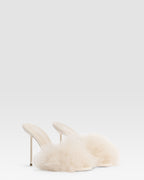 FURRY MULE EN FOURRURE DOUCE ET DETAILS EN CUIR VERNI