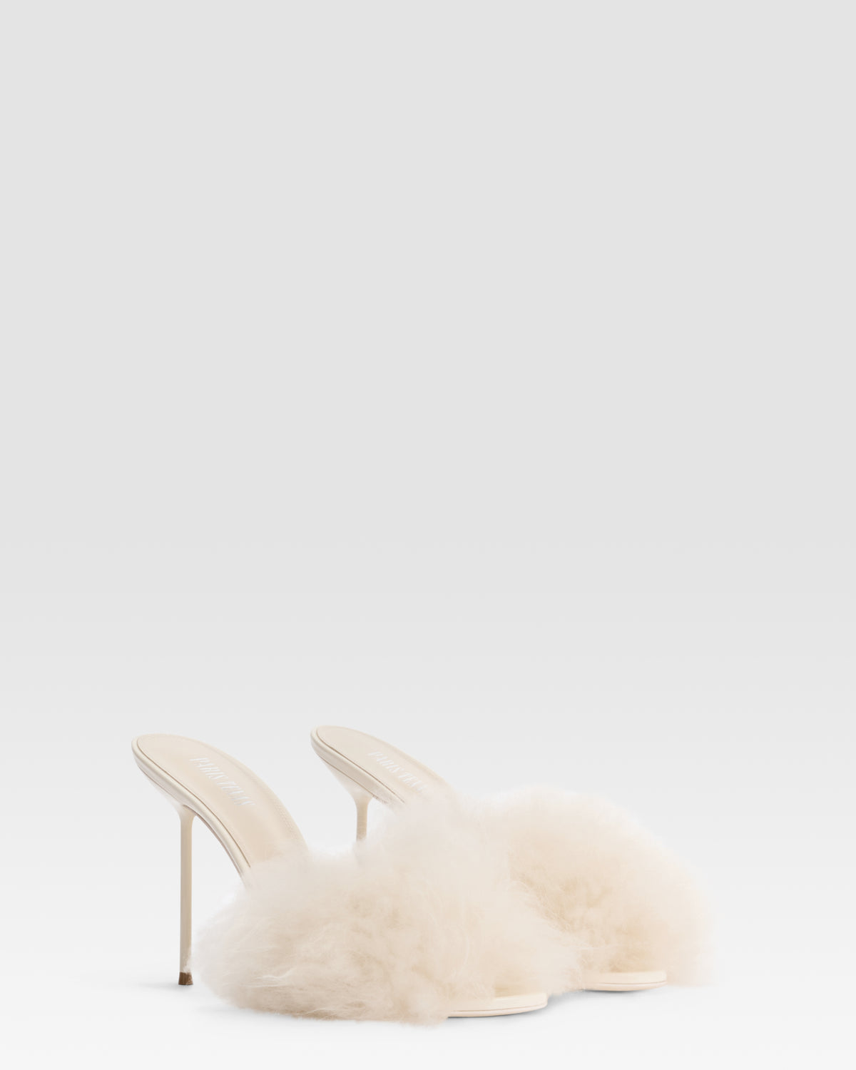 FURRY MULE EN FOURRURE DOUCE ET DETAILS EN CUIR VERNI