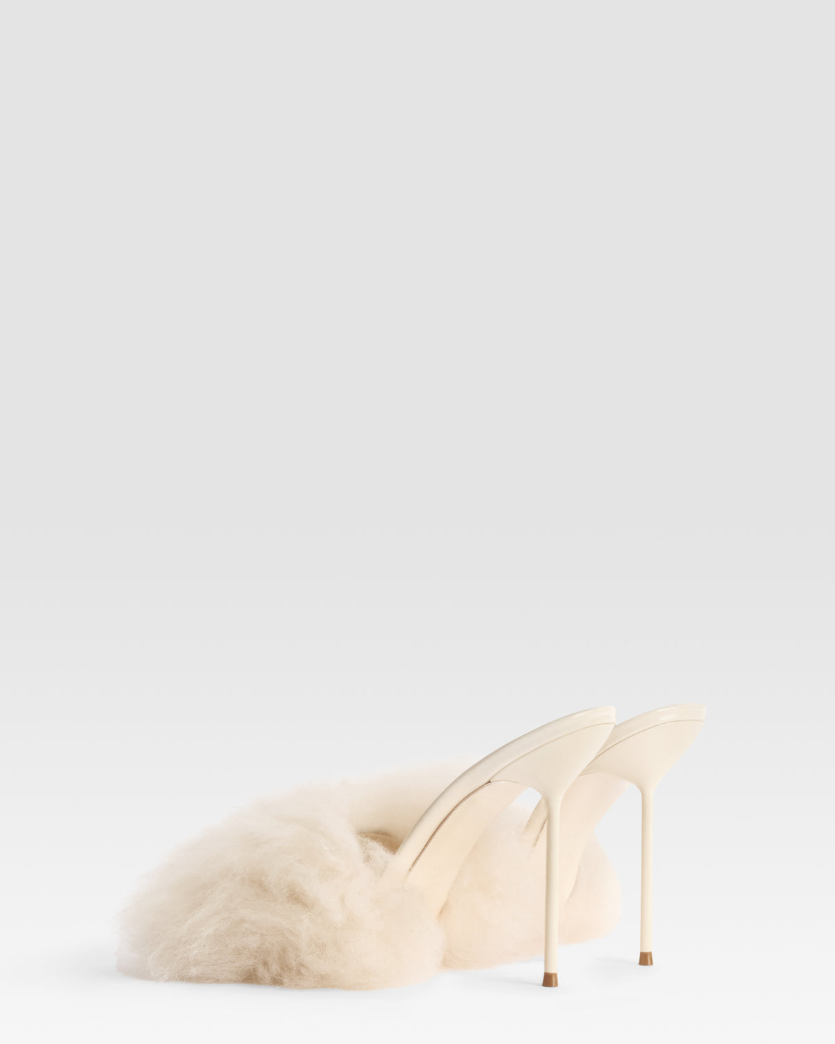 FURRY MULE EN FOURRURE DOUCE ET DETAILS EN CUIR VERNI