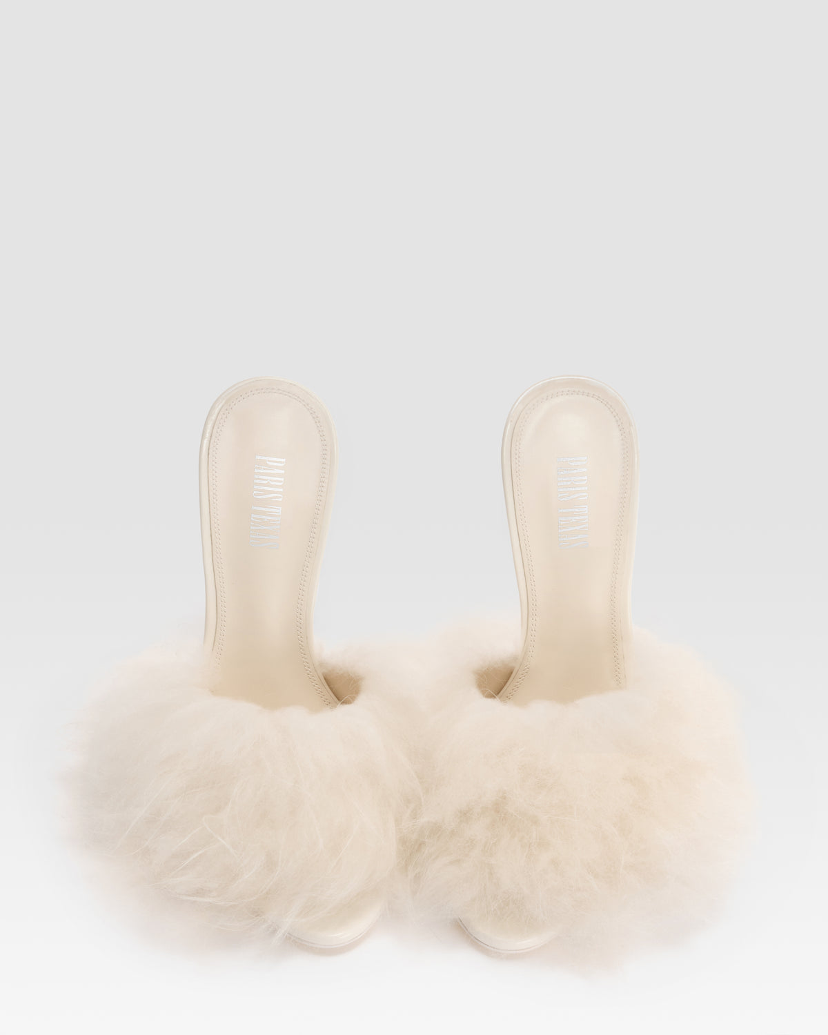 FURRY MULE EN FOURRURE DOUCE ET DETAILS EN CUIR VERNI