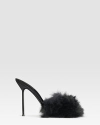 FURRY MULE IN MORBIDO PELO E INSERTI IN VERNICE — BLACK