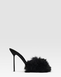 FURRY MULE EN FOURRURE DOUCE ET DETAILS EN CUIR VERNI — BLACK