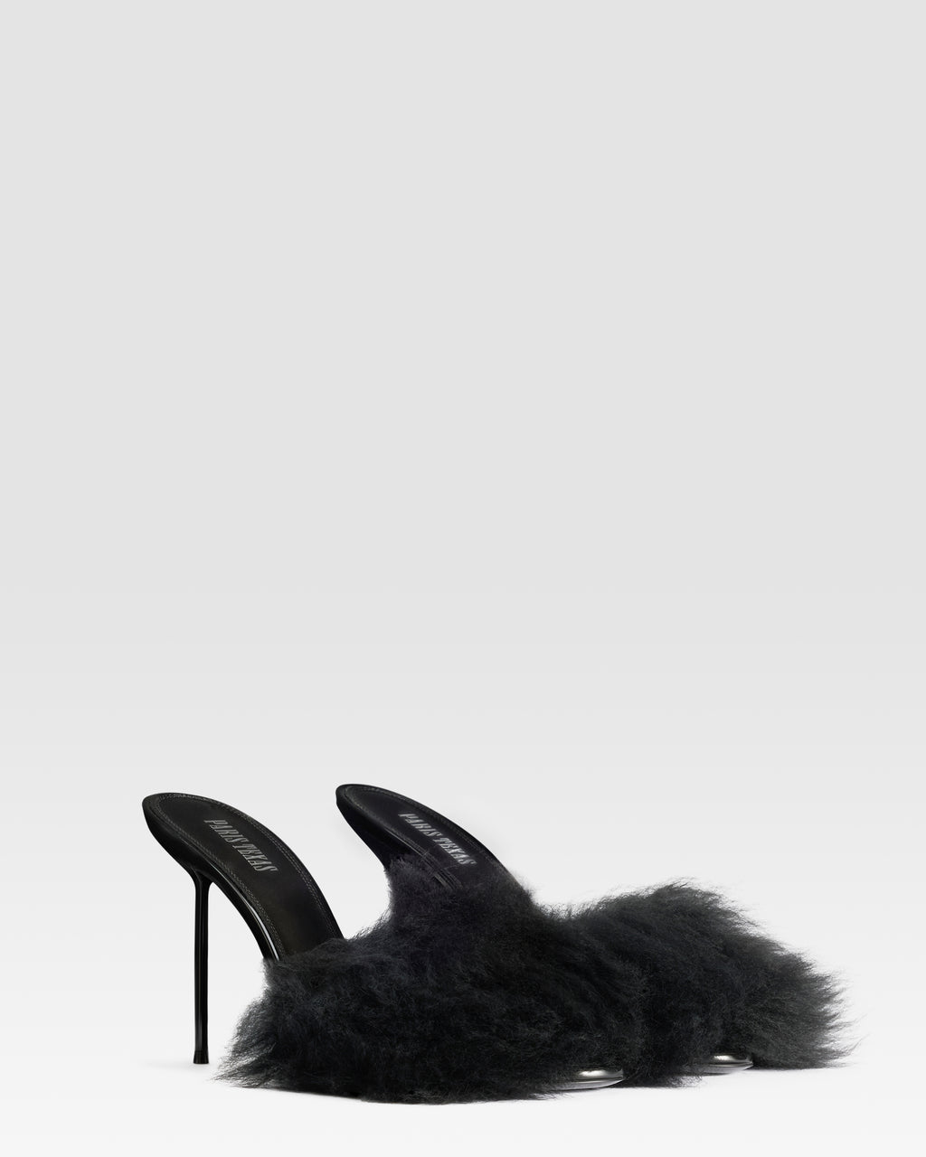 FURRY MULE EN FOURRURE DOUCE ET DETAILS EN CUIR VERNI
