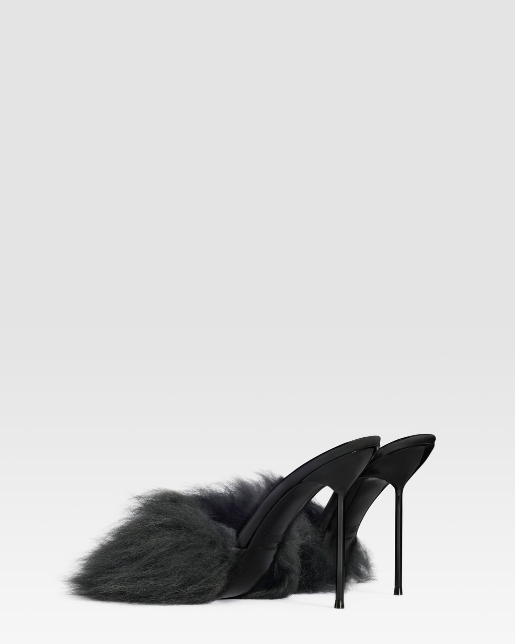 FURRY MULE EN FOURRURE DOUCE ET DETAILS EN CUIR VERNI