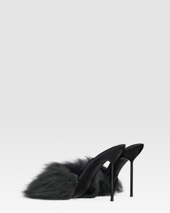 FURRY MULE EN FOURRURE DOUCE ET DETAILS EN CUIR VERNI
