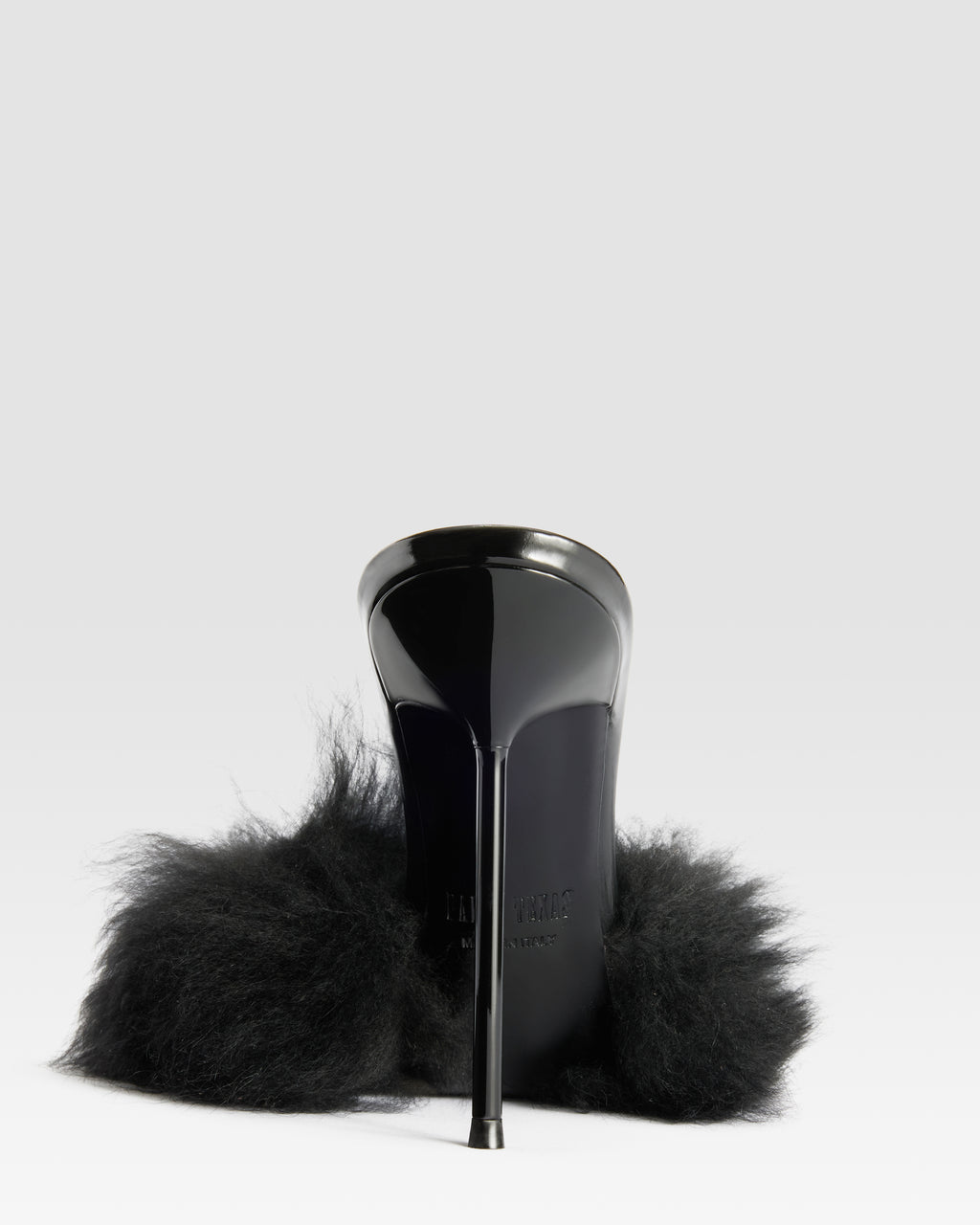 FURRY MULE EN FOURRURE DOUCE ET DETAILS EN CUIR VERNI
