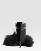 FURRY MULE EN FOURRURE DOUCE ET DETAILS EN CUIR VERNI