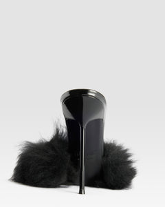 FURRY MULE EN FOURRURE DOUCE ET DETAILS EN CUIR VERNI