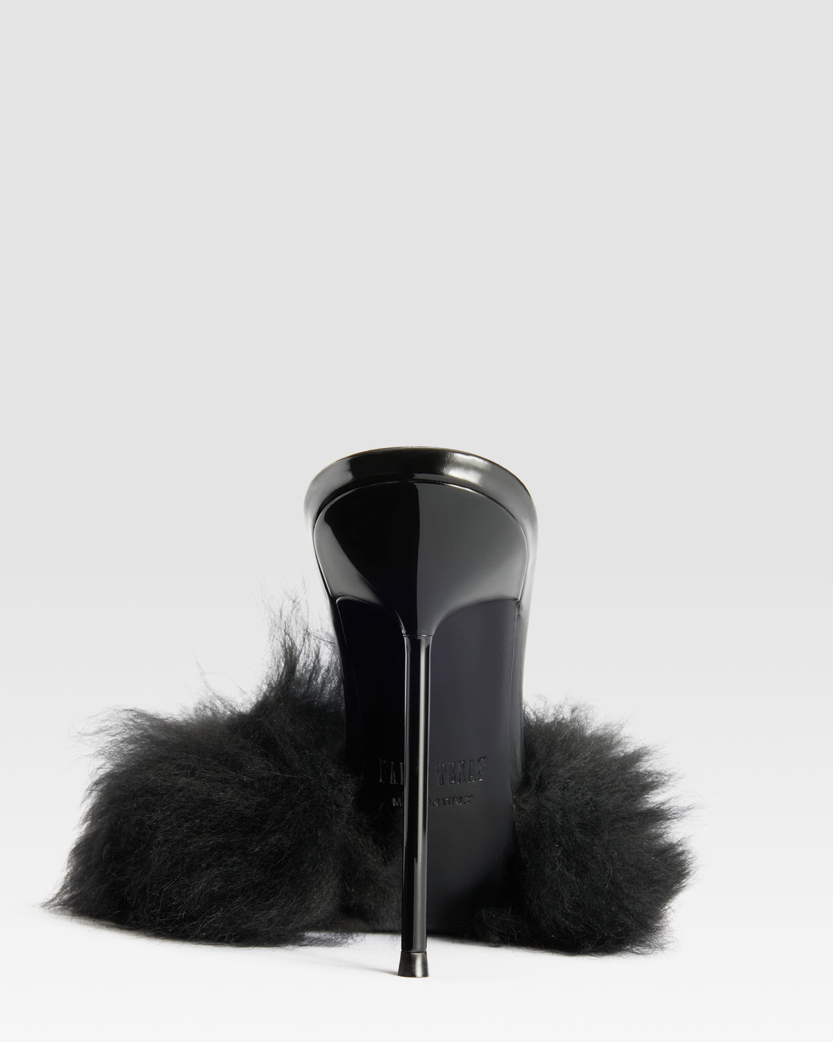 FURRY MULE EN FOURRURE DOUCE ET DETAILS EN CUIR VERNI