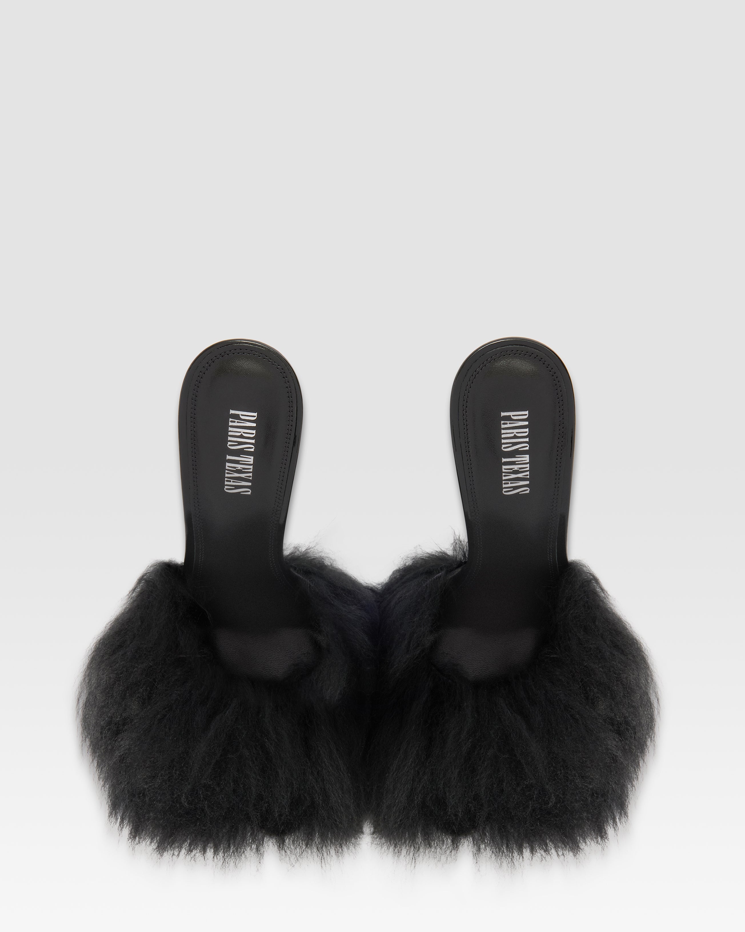 FURRY MULE EN FOURRURE DOUCE ET DETAILS EN CUIR VERNI