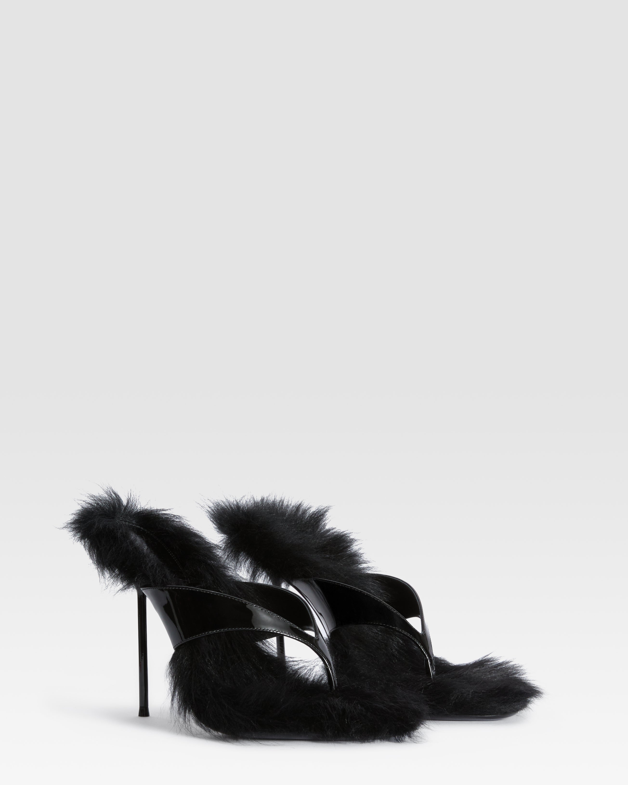 LACKLEDER THONG MULE MIT SHEARLING-INNENSOHLE