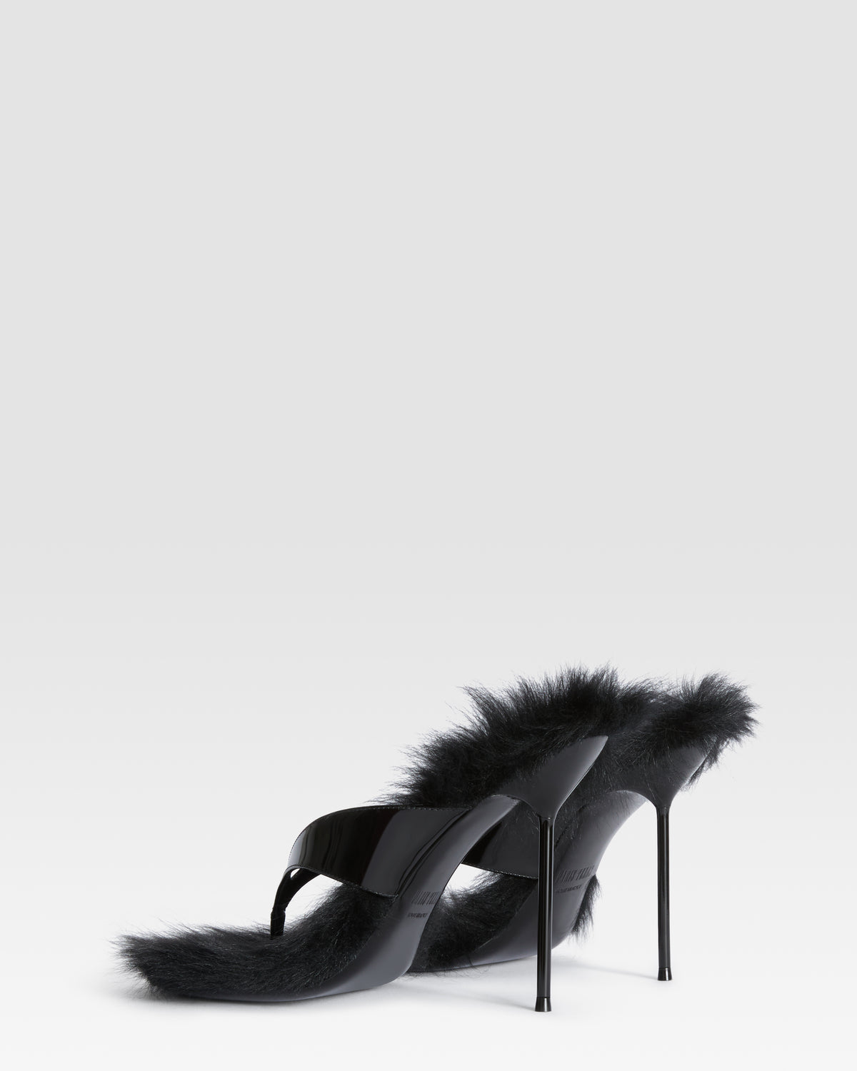 LACKLEDER THONG MULE MIT SHEARLING-INNENSOHLE