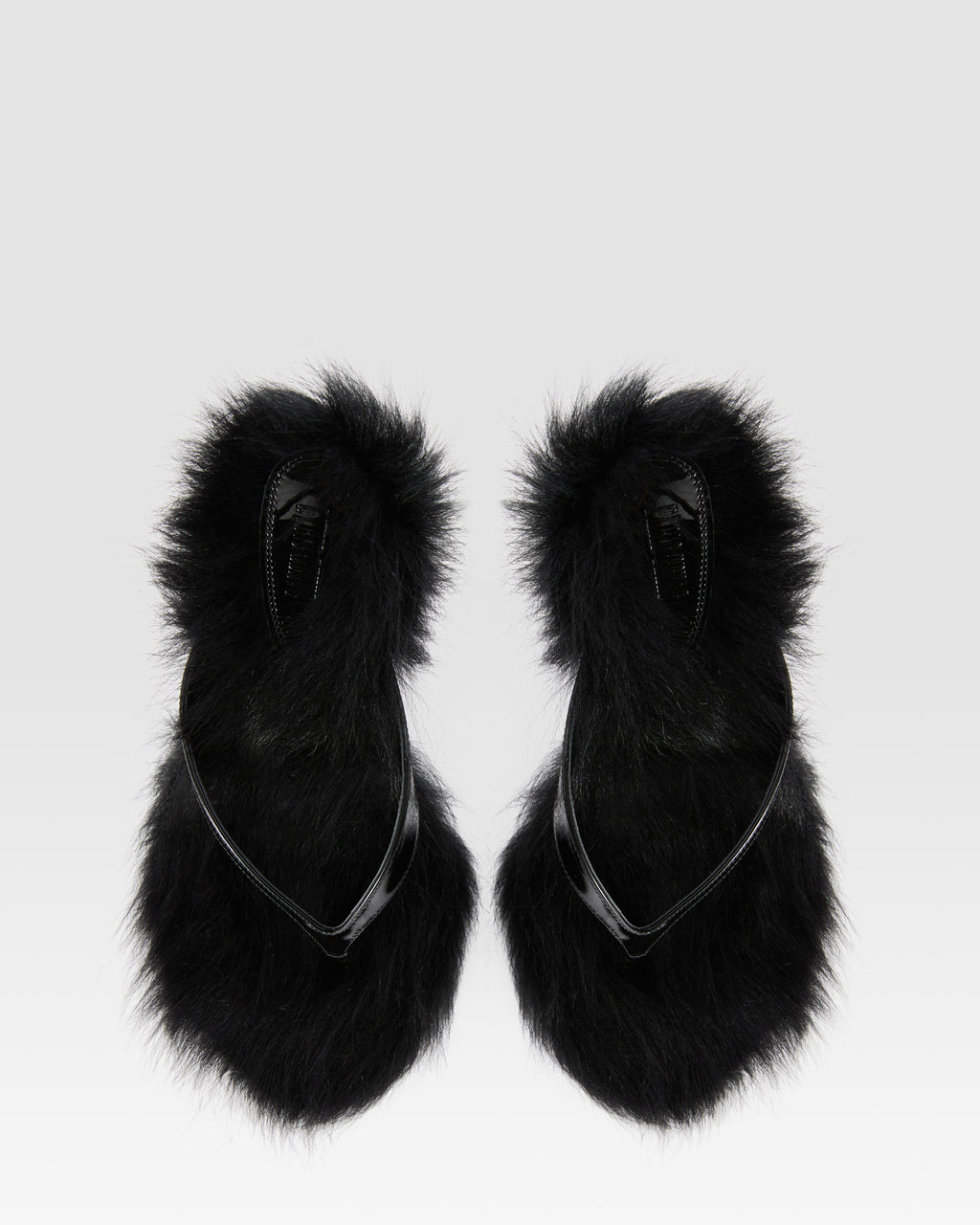LACKLEDER THONG MULE MIT SHEARLING-INNENSOHLE