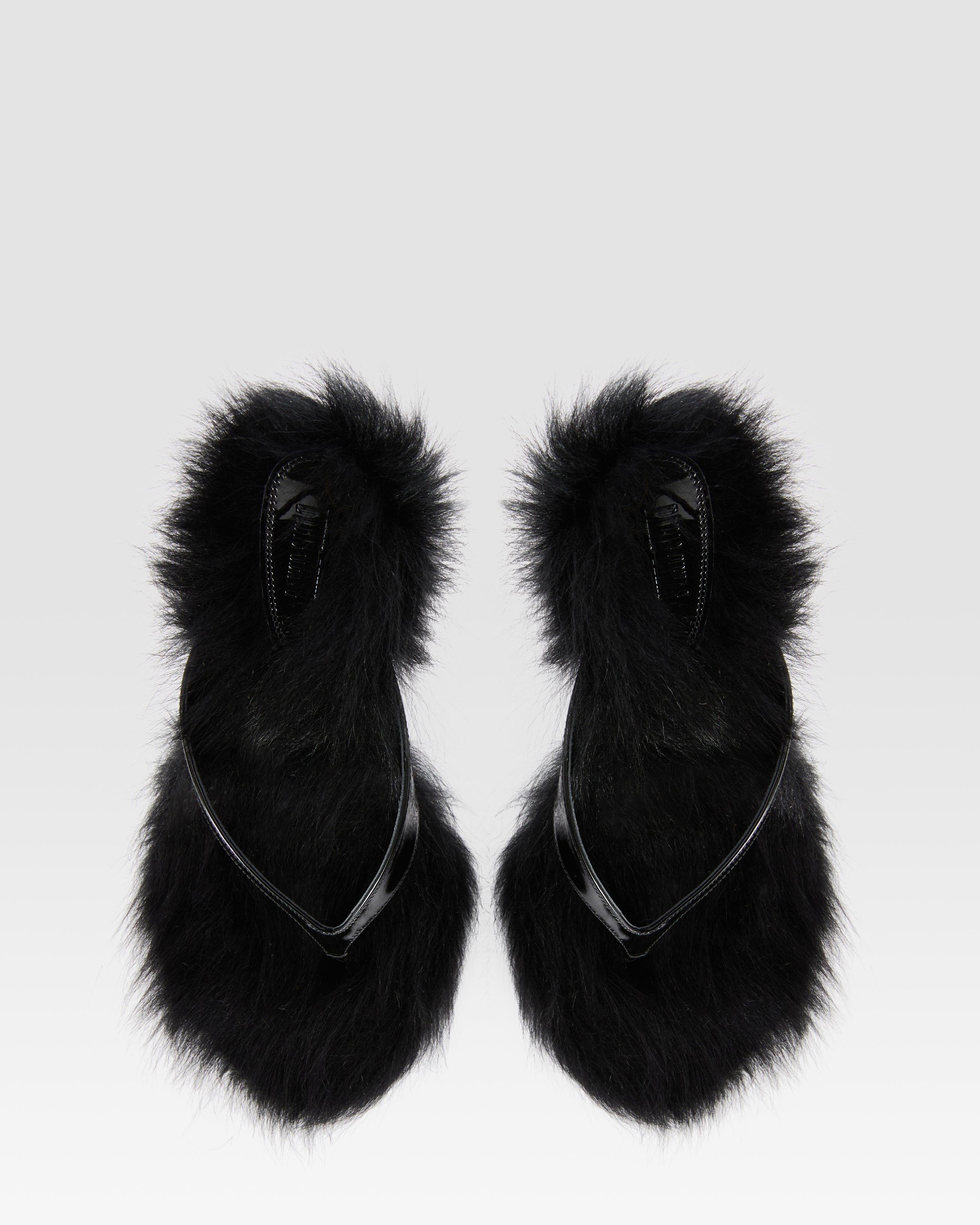 LACKLEDER THONG MULE MIT SHEARLING-INNENSOHLE