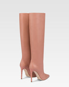 Spitz zulaufende, kniehohe Stiefel aus Glattleder in Texas Pink