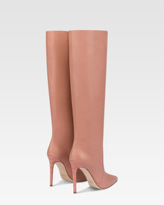 Spitz zulaufende, kniehohe Stiefel aus Glattleder in Texas Pink