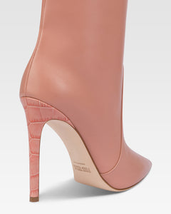 Spitz zulaufende, kniehohe Stiefel aus Glattleder in Texas Pink