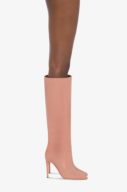 Pointed knee-high boots in smooth Texas pink leather - Produkt getragen