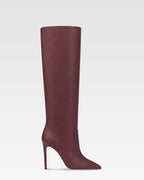 Spitz zulaufende, kniehohe Stiefel aus burgunderrotem Glattleder