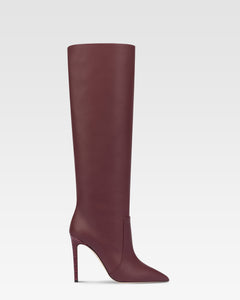 Spitz zulaufende, kniehohe Stiefel aus burgunderrotem Glattleder