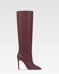 Spitz zulaufende, kniehohe Stiefel aus burgunderrotem Glattleder — Burgunderrot