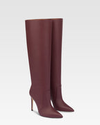 Spitz zulaufende, kniehohe Stiefel aus burgunderrotem Glattleder