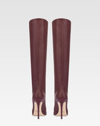 Spitz zulaufende, kniehohe Stiefel aus burgunderrotem Glattleder