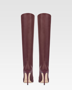 Spitz zulaufende, kniehohe Stiefel aus burgunderrotem Glattleder