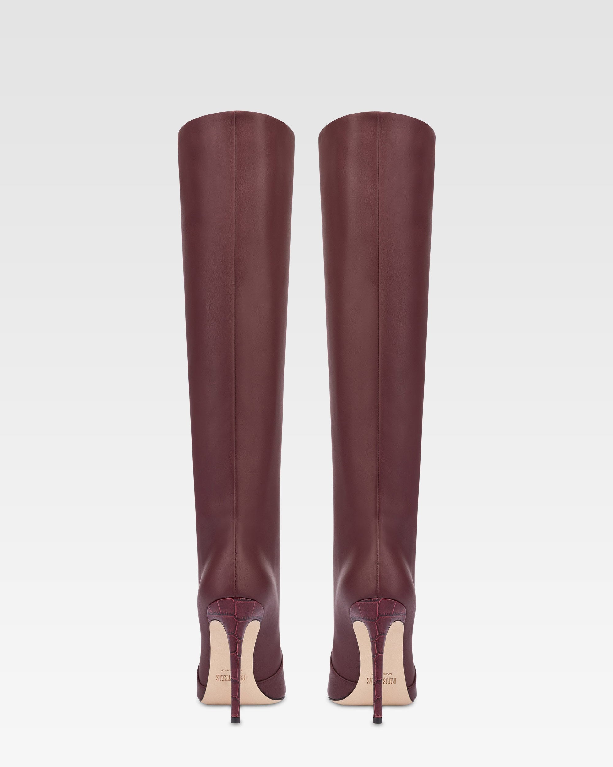 Spitz zulaufende, kniehohe Stiefel aus burgunderrotem Glattleder