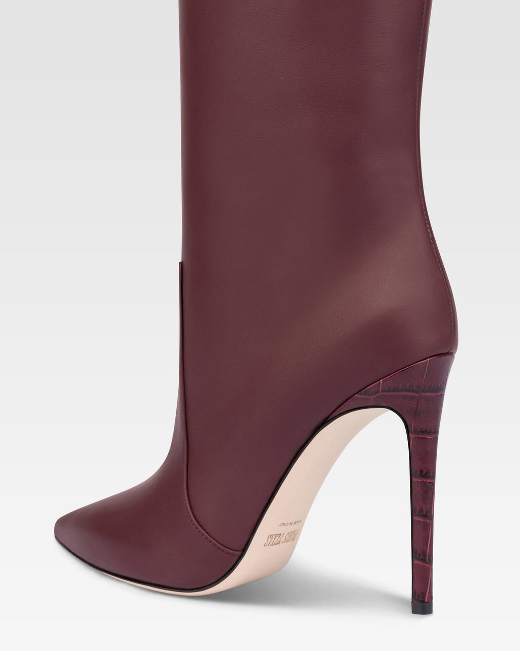 Spitz zulaufende, kniehohe Stiefel aus burgunderrotem Glattleder