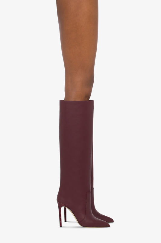 Pointed knee-high boots in smooth burgundy leather - Produit porté