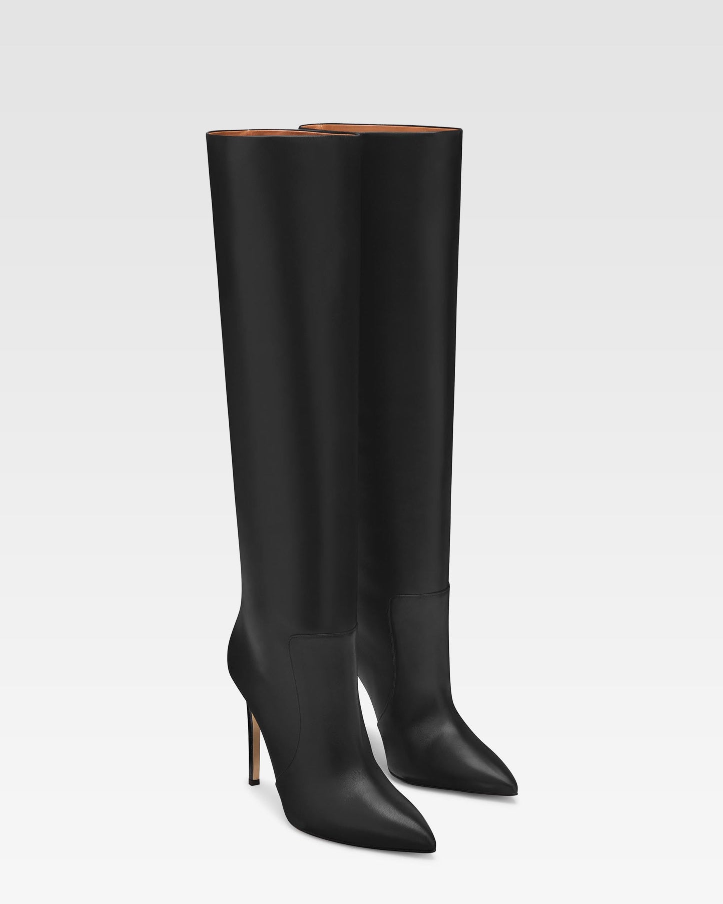 Botas con tac'on de aguja de napa negra