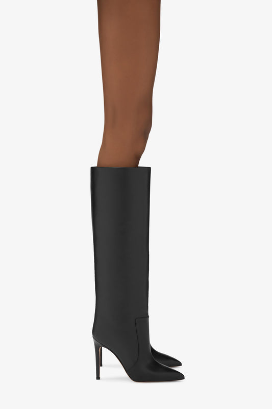 Stiletto-Stiefel aus schwarzem Nappaleder - Produkt getragen