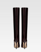 Botas con tac'on de aguja de charol granate oscuro