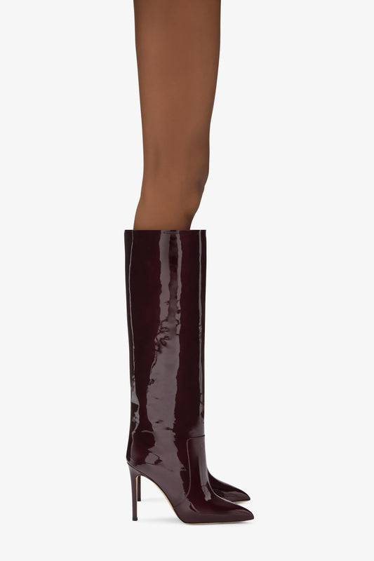 Stiletto-Stiefel aus Lackleder in Rouge Noir - Produkt getragen