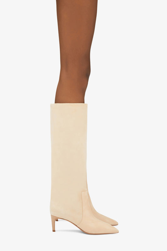 Kniehoher Stiefel aus Veloursleder in Ecru - Produkt getragen