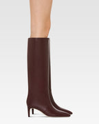 Bottes en cuir rouge sombre
