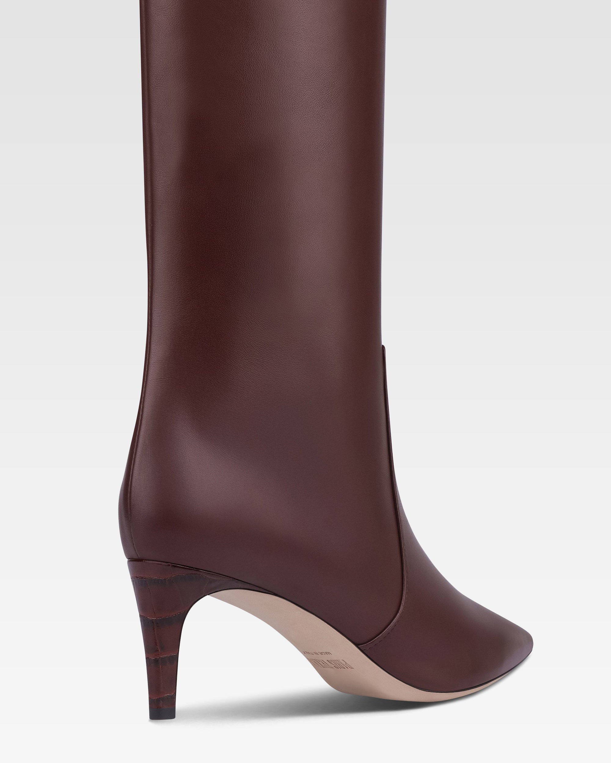 Bottes en cuir rouge sombre