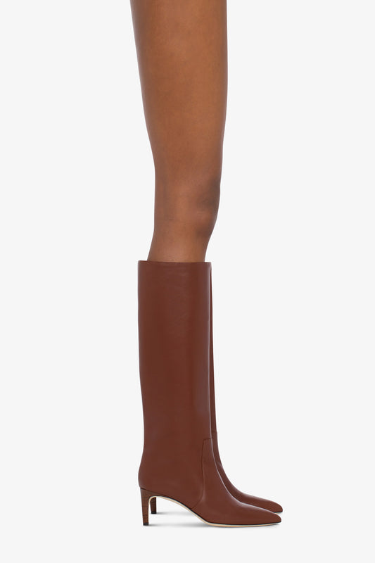 Pointed knee-high boots in smooth chocolate leather - Produit porté