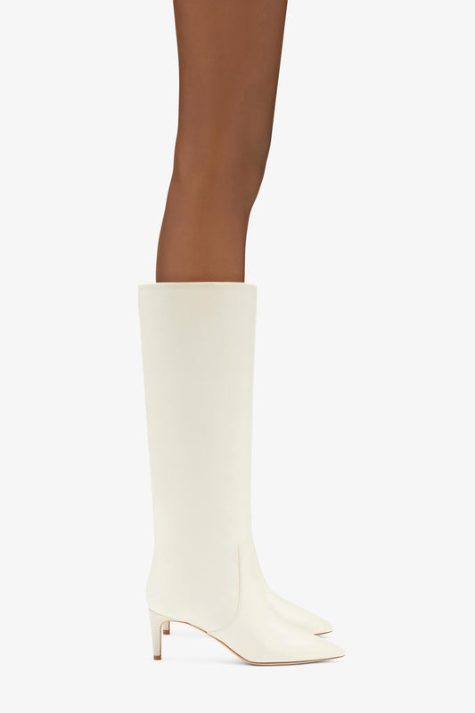 Vanillefarbene Nappaleder-Stiefel mit 60 mm-Absatz - Produkt getragen