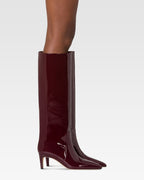 Botas de charol de color <<rouge noir>>.