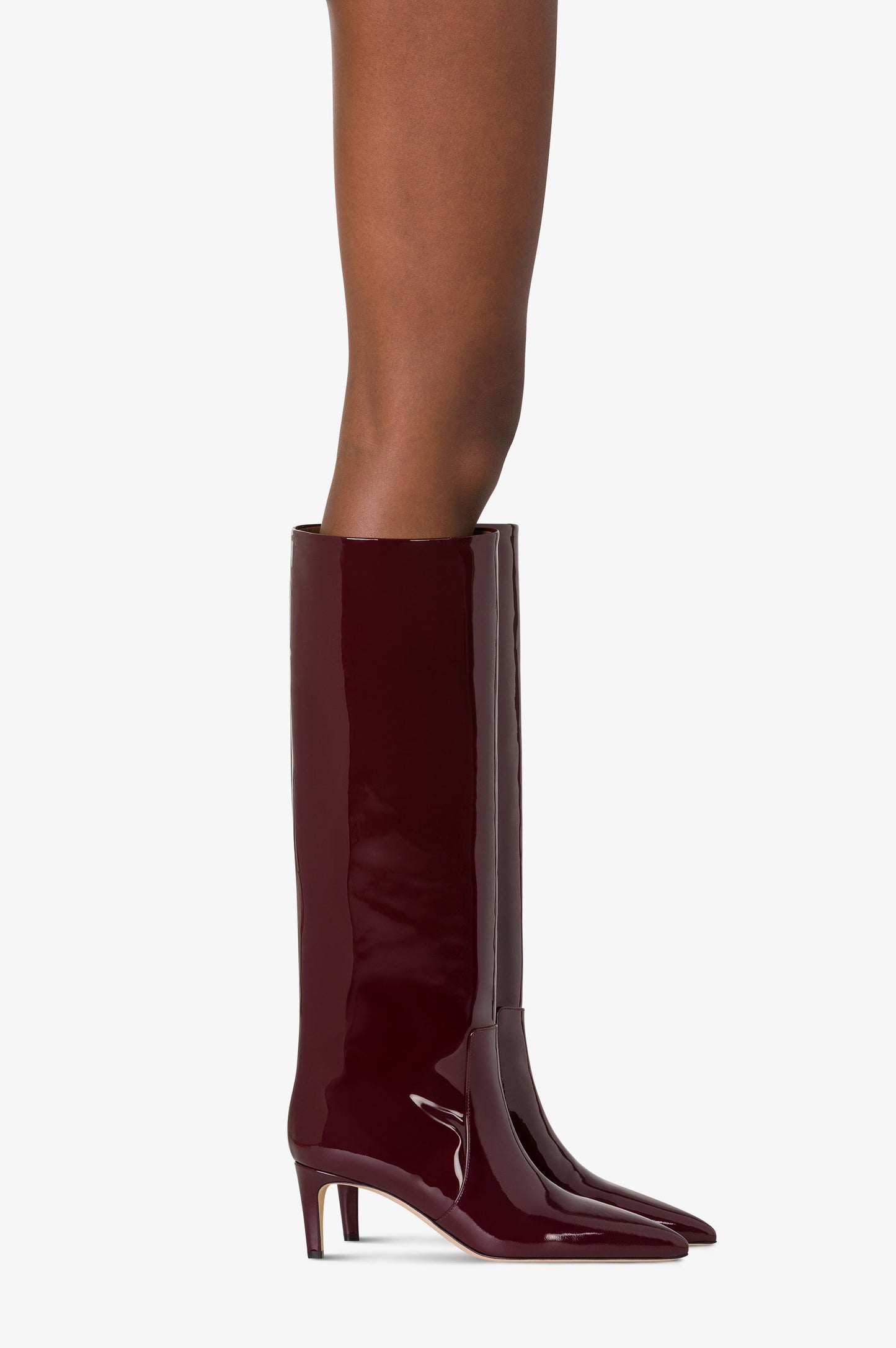 Boots in rouge noir patent leather.