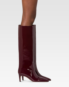 Botas de charol de color <<rouge noir>>.