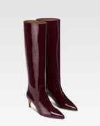 Botas de charol de color <<rouge noir>>.