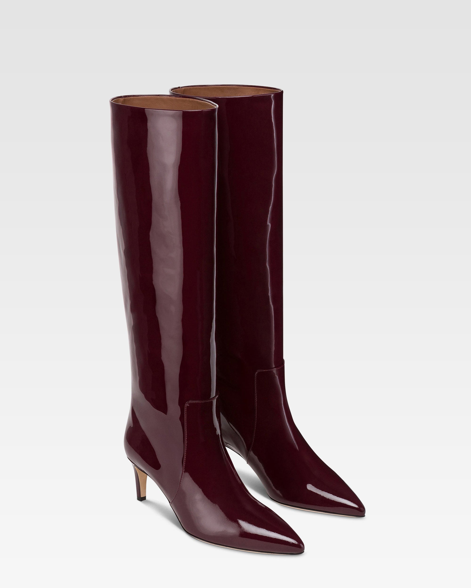 Botas de charol de color <<rouge noir>>.