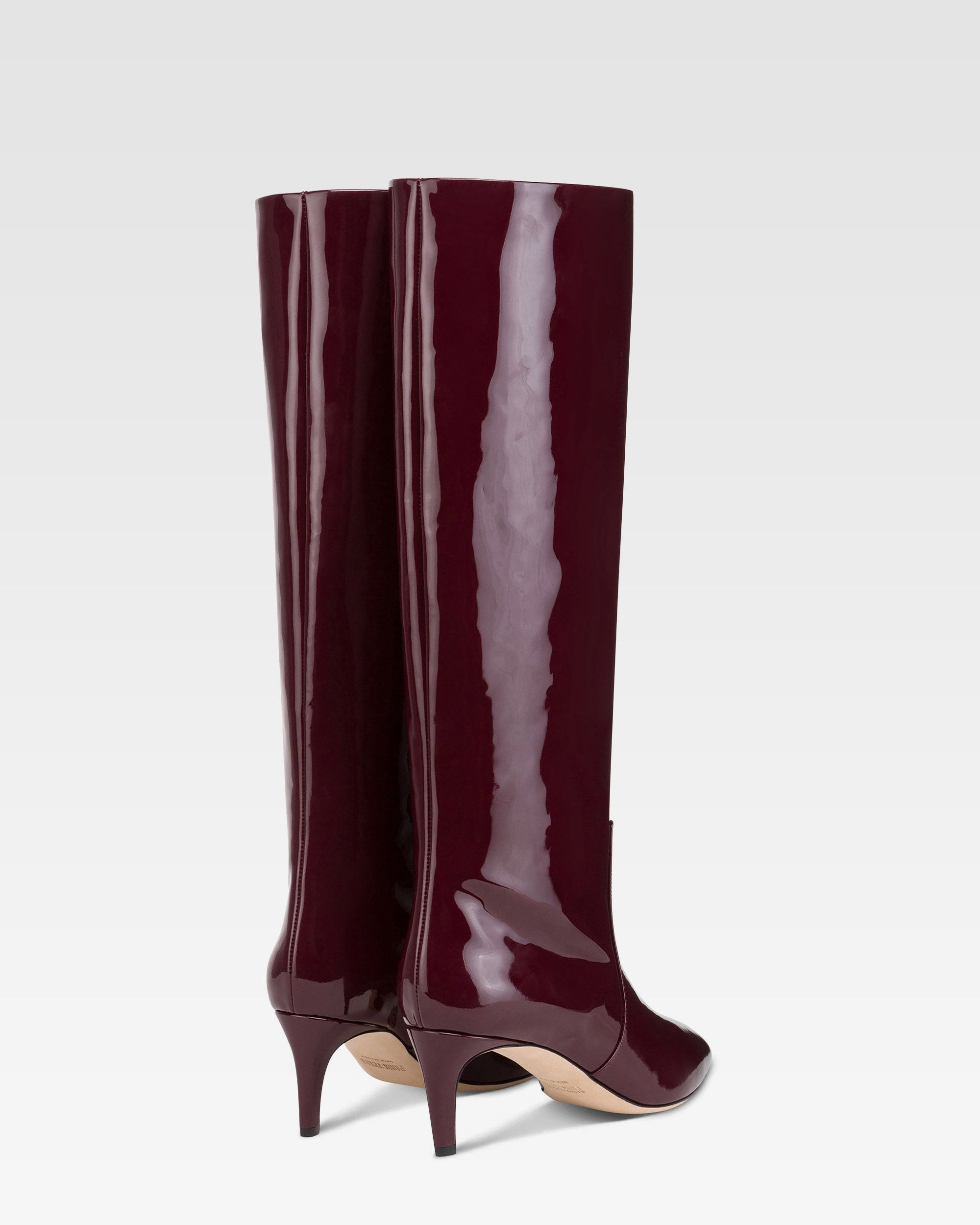 Botas de charol de color <<rouge noir>>.