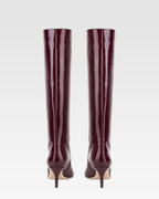 Botas de charol de color <<rouge noir>>.