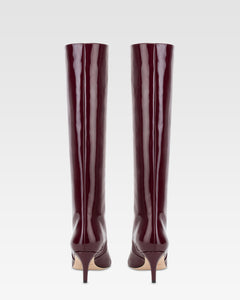 Botas de charol de color <<rouge noir>>.