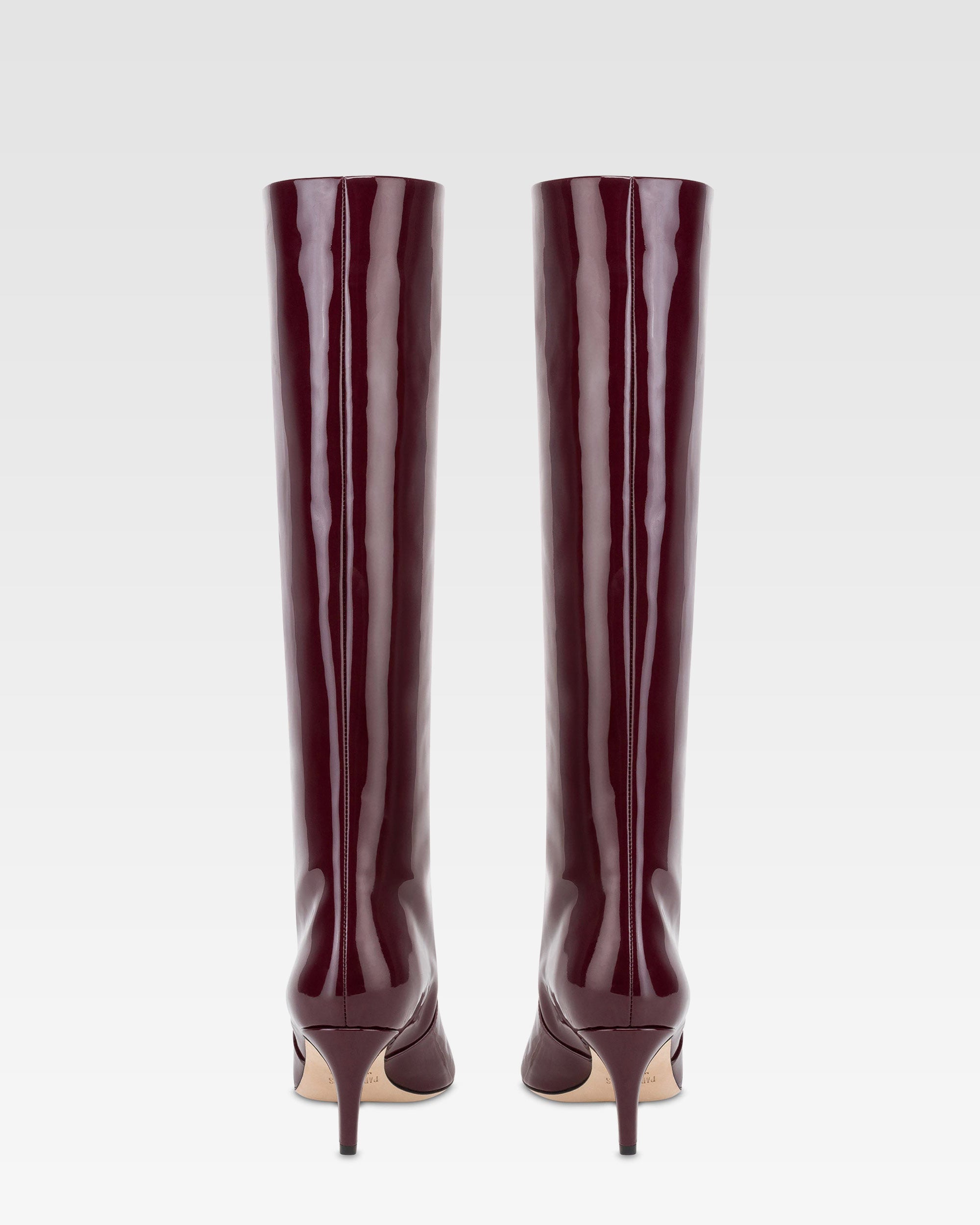 Botas de charol de color <<rouge noir>>.