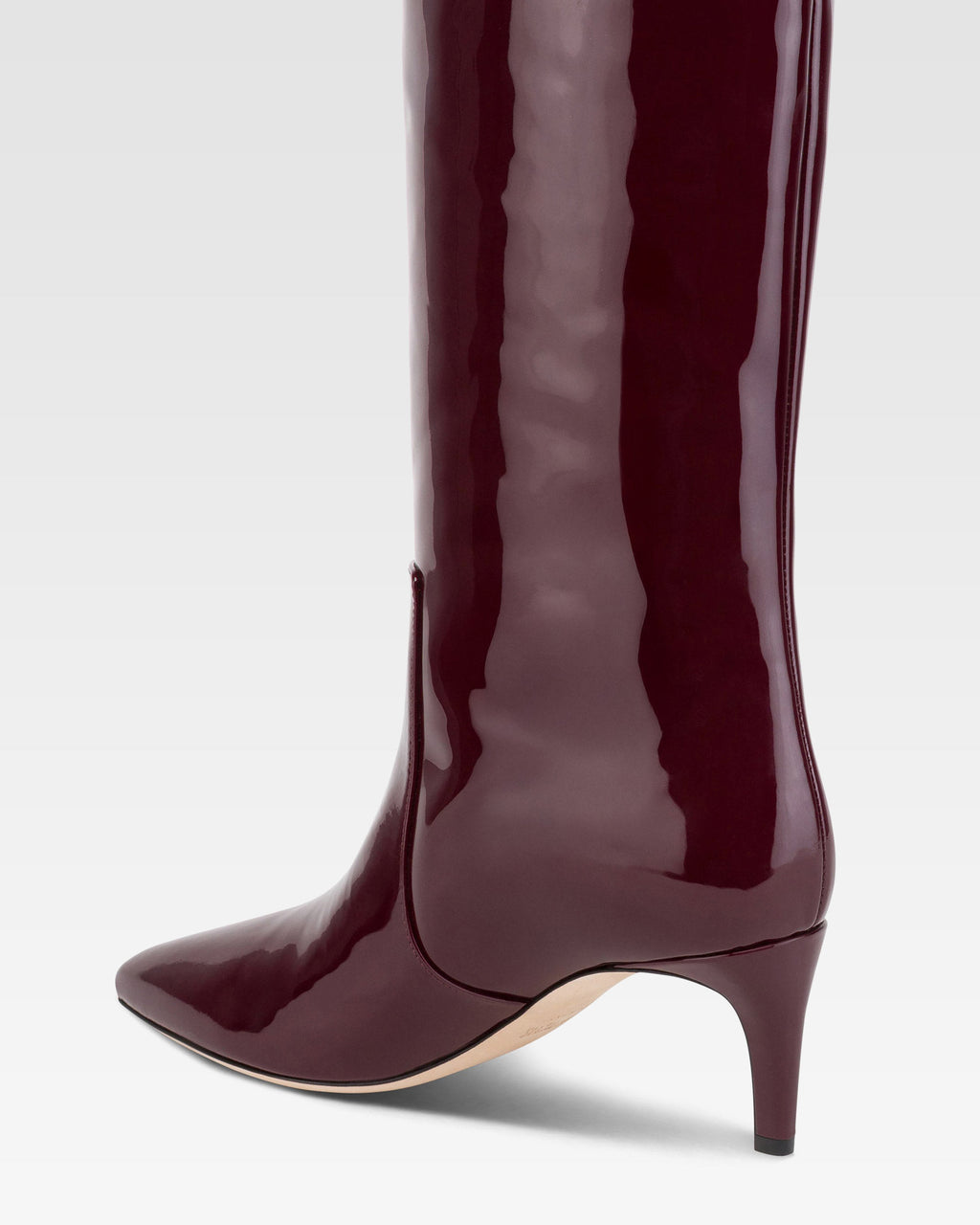 Botas de charol de color <<rouge noir>>.